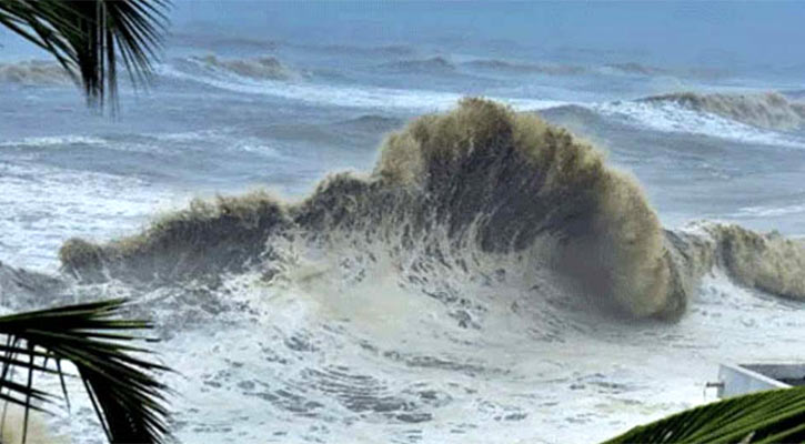 উত্তাল সাগর: পাথরঘাটায় ফেরেনি ২০ ট্রলারসহ ৩ শতাধিক জেলে